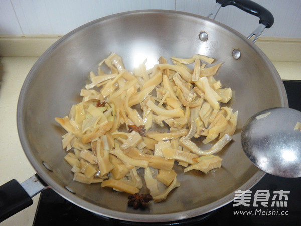 Go Oily Pork and Roast Dried Bamboo Shoots recipe