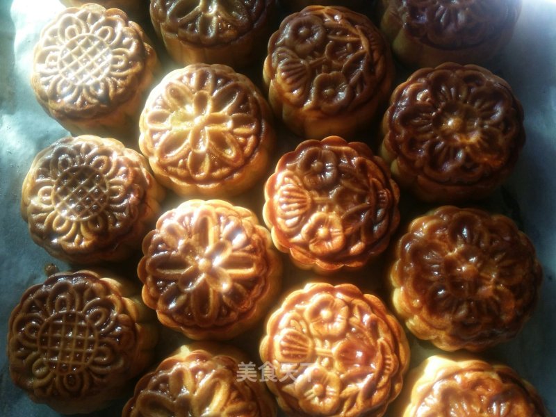 Mooncake with Lotus Seed Paste and Egg Yolk recipe