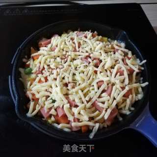 Assorted Pizza with Fried Noodles recipe