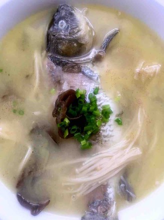Enoki Mushroom, Fungus and Crucian Carp Soup recipe