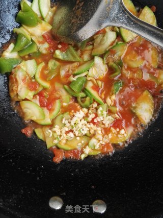 #快手懒人饭# Stir-fried Zucchini with Tomatoes and Green Peppers recipe