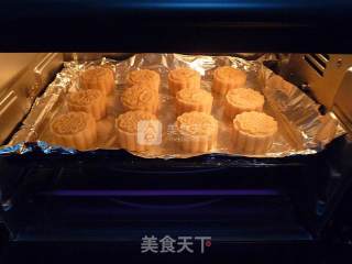 #新良第一节婚纱大赛# Cantonese-style Mung Bean Paste Egg Yolk Mooncakes recipe