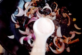 Stir-fried Shredded Pork with Onion and Fungus recipe