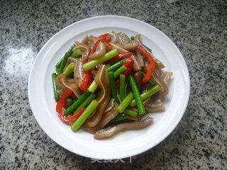 Stir-fried Pork Ears with Garlic Stalks recipe