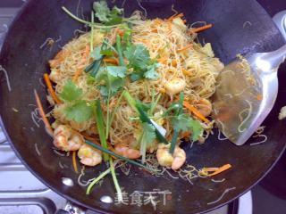 Stir-fried Rice Noodles with Curry Shrimp recipe