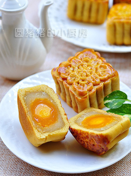 Cantonese-style Egg Yolk and Lotus Paste Mooncakes recipe