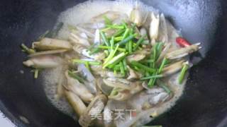 [stir-fried Razor Clams with Green Onion and Ginger] recipe