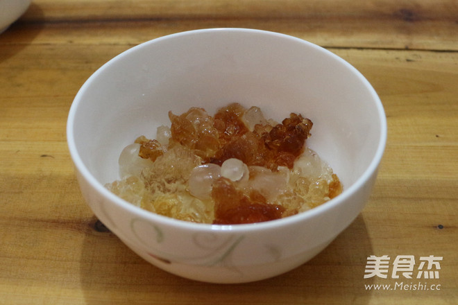 Xylitol, Peach Gum, Tremella and Saponin Rice Soup recipe