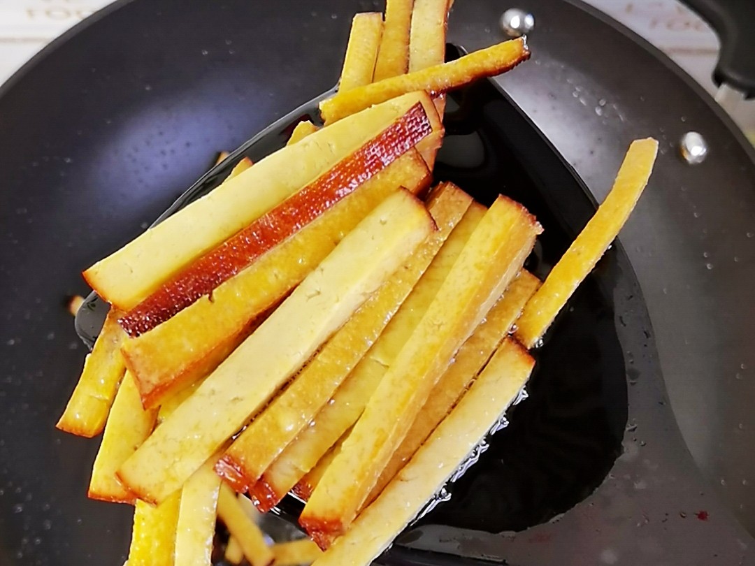 Stir-fry Celery for Fragrant and Dry, Should We Fry Celery First or Fry for Fragrant Dry First? recipe