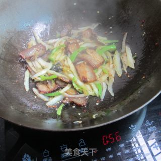 Stir-fried Bacon with Green Pepper and Cabbage Stem recipe