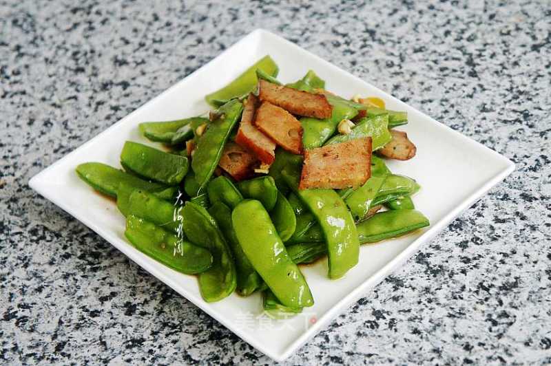 Fried Red Sausage with Snow Peas recipe