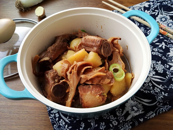 Stewed Pork Ribs with Potatoes and Chestnut Mushrooms recipe