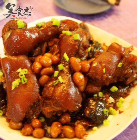 Braised Pork Knuckle with Peanuts recipe