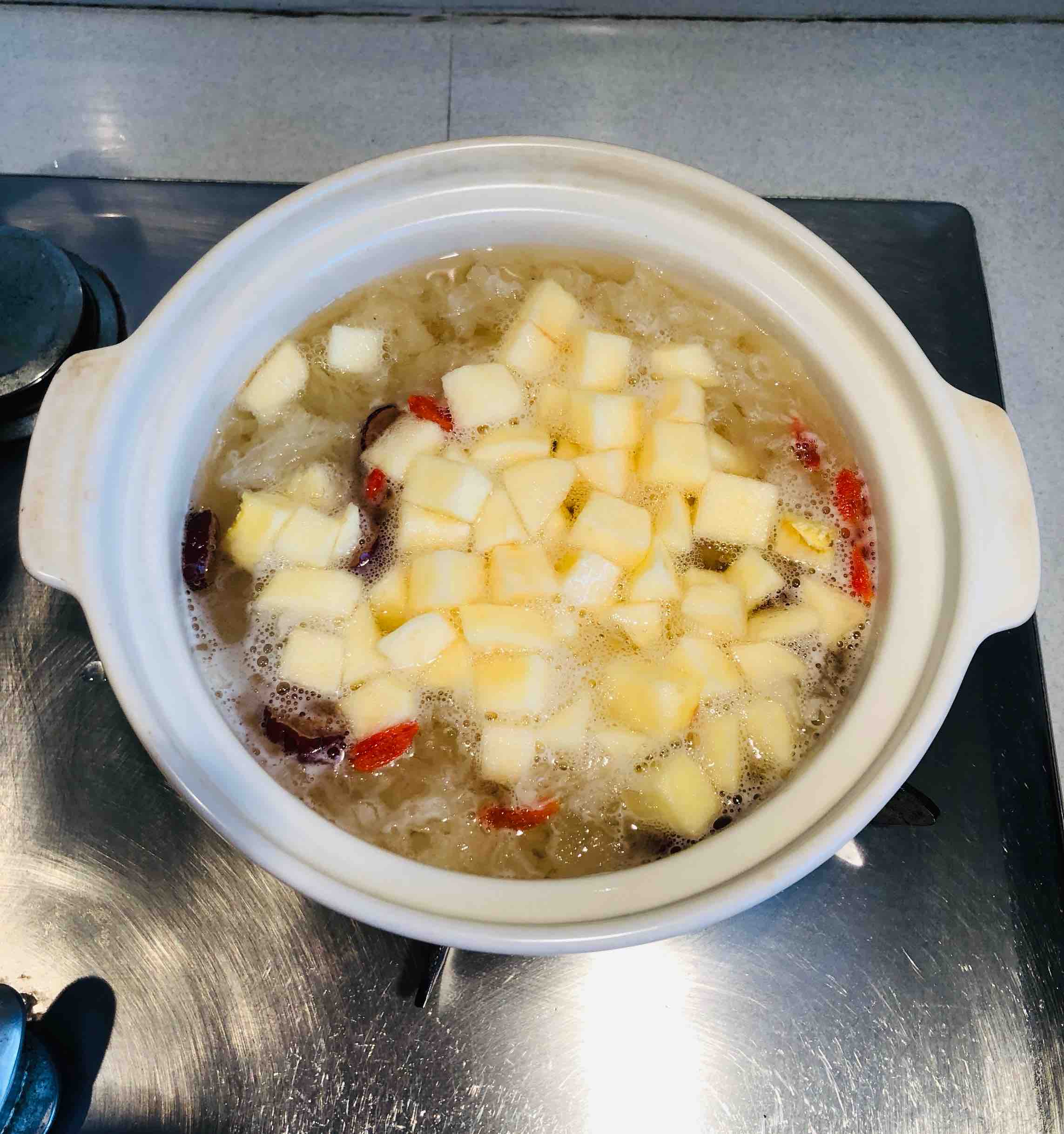 Apple, Red Dates and White Fungus Soup for Beauty and Beauty recipe