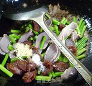 Stir-fried Goose Gizzards with Garlic Spicy Sausage recipe