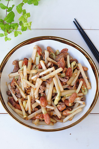 Stir-fried Pork with Peanut Sprouts recipe