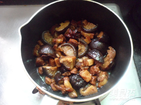 Braised Pork Noodles with Mushrooms recipe