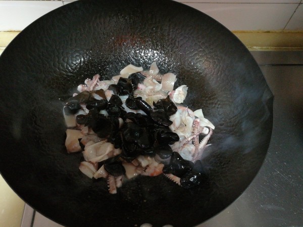 Fried Squid with Garlic and Yellow Fungus recipe