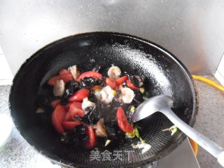 Stir-fried Shrimp with Fungus and Tomato recipe