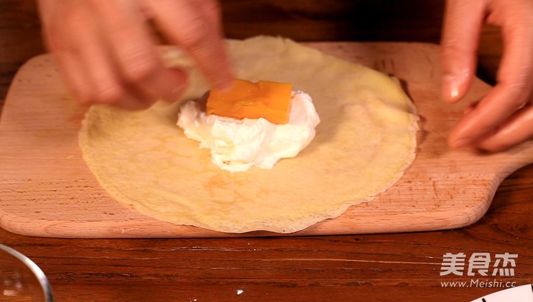 A Delicious Dessert that You Can Make with A Pan—mango Pancake recipe