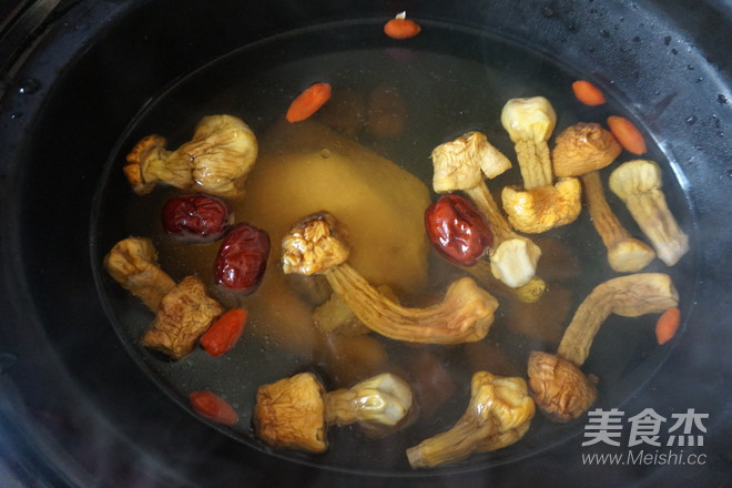 Qingming Matsutake Tender Chicken and Lean Meat Soup recipe