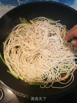 Braised Noodles with Garlic Moss recipe