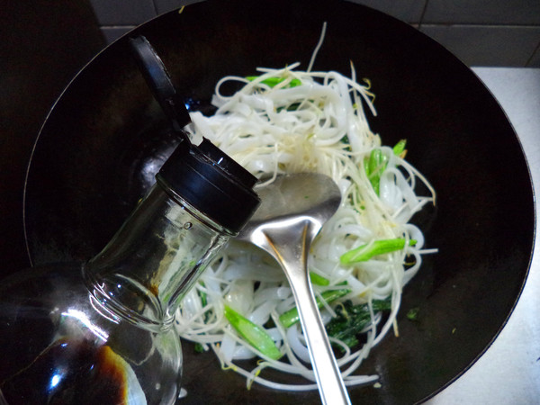 Stir-fried Hor Fun with Black Pepper and Intestine Sprouts recipe