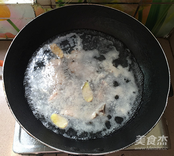 Dried Matsutake Pork Ribs Soup recipe