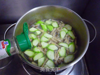 Spare Ribs Soup with Loofah Mushroom recipe