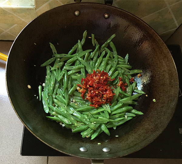 Stir-fried Shredded String Beans with Chopped Pepper recipe