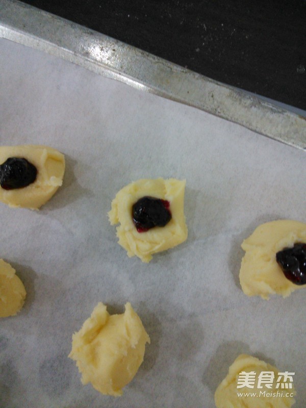 Cocoa Balls with Blueberry Sauce recipe