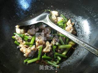 Stir-fried Bullfrog with Soy Sauce and Garlic Stalks recipe