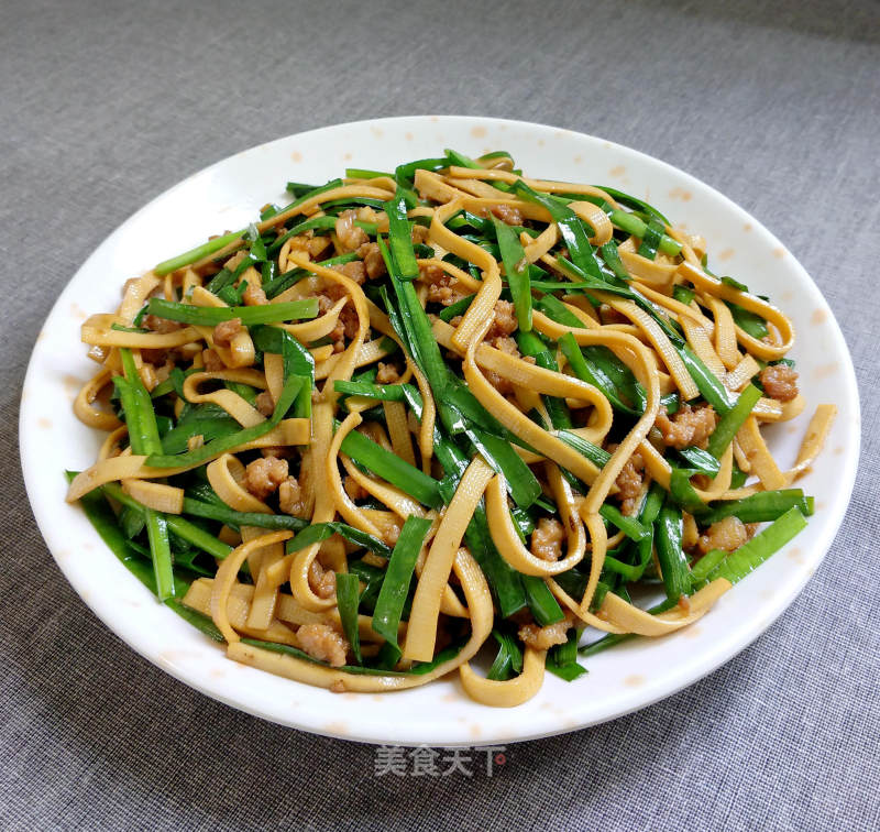 Stir-fried Bean Curd with Leek recipe