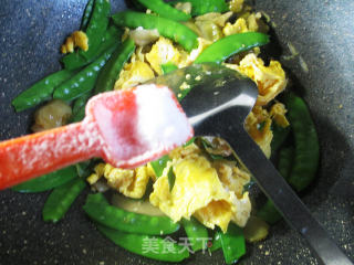 Fried Mustard Slices with Duck Eggs and Fried Snow Peas recipe