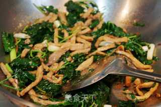 Stir-fried Tenderloin with Acanthopanax Leaves recipe