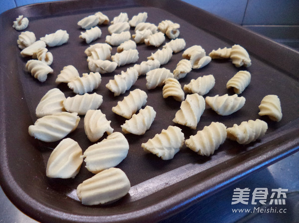 Stir-fried Noodles with Beef Cat's Ears recipe