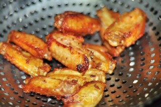 Garlic Chicken Wings with Salad recipe