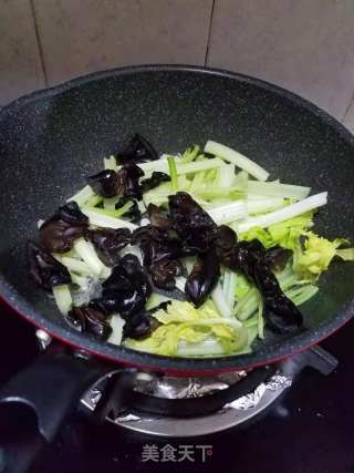 Stir-fried Black Fungus with Parsley recipe