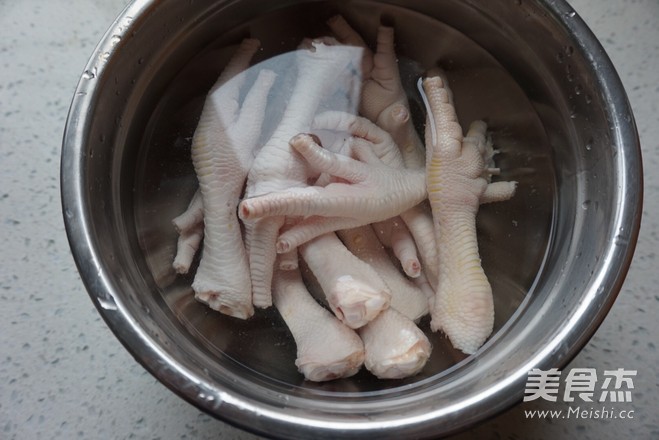 Finger Sucking Fish-flavored Chicken Feet recipe