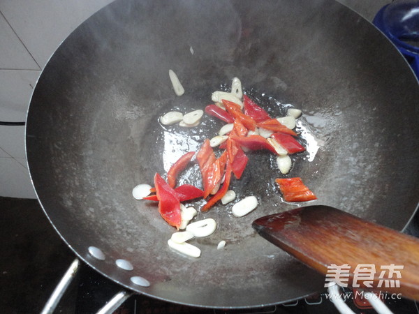 Stir-fried Kidney Beans with Red Pepper recipe