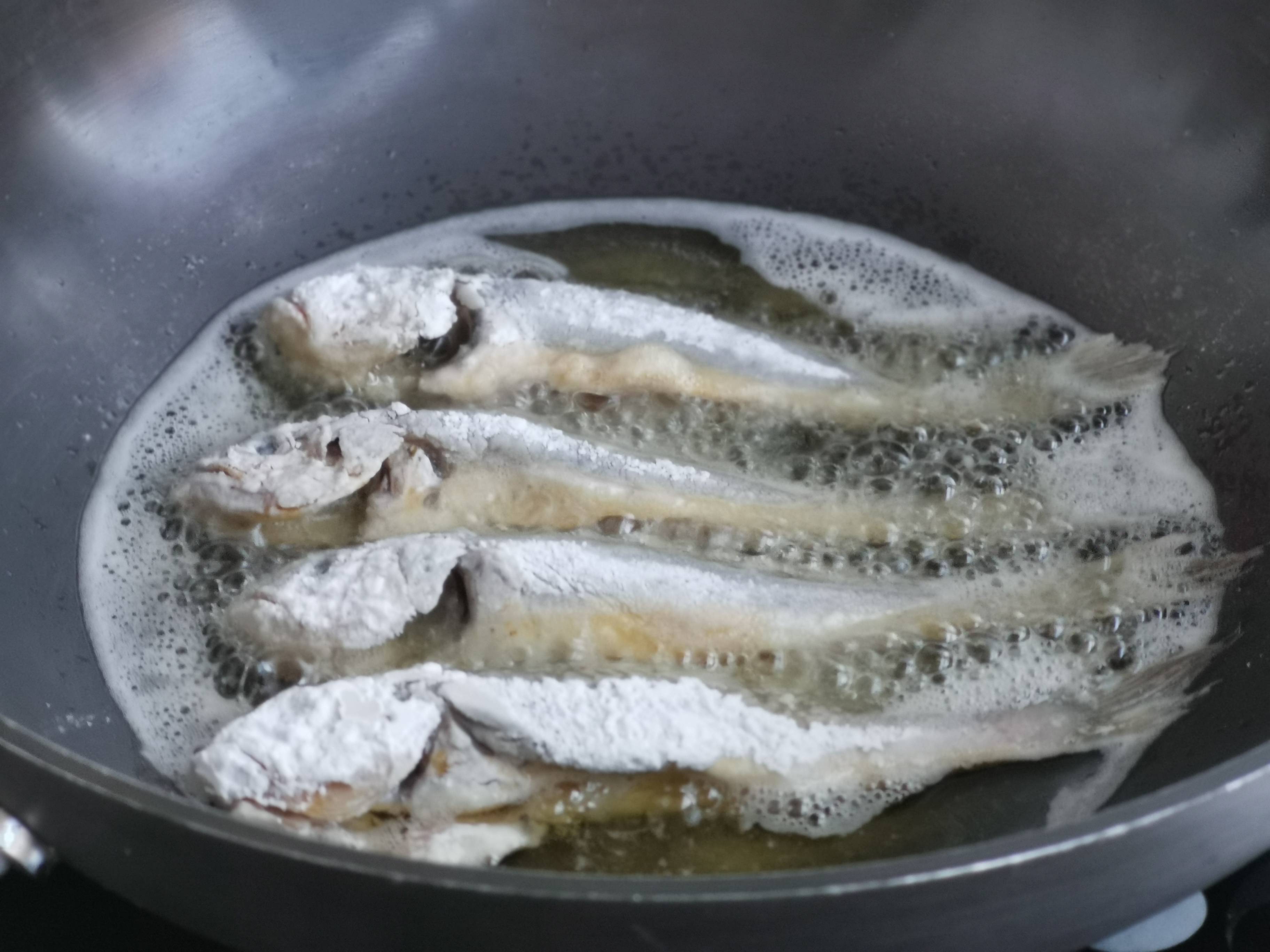 Fried Small Yellow Croaker recipe