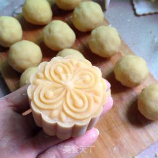 #新良第一节婚纱大赛# Mooncakes with Lotus Seed Paste and Egg Yolk recipe