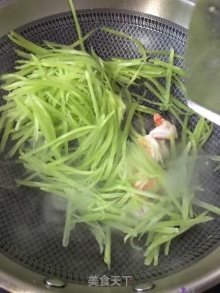 Stir-fried Shredded Lettuce with Fresh Shrimp recipe