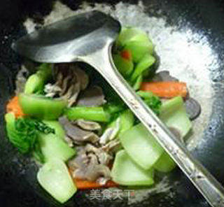 Stir-fried Goose Gizzards with Carrots and Greens recipe