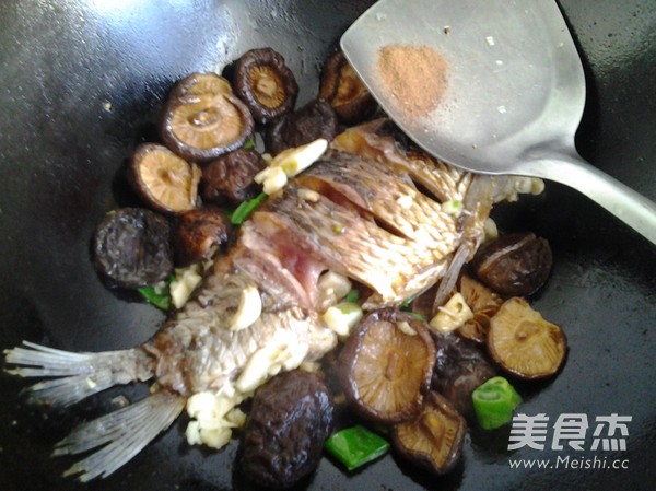 Braised Mushroom and Crucian Carp recipe