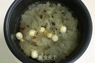 Peach Gum, Tremella and Pineapple Sweet Soup recipe