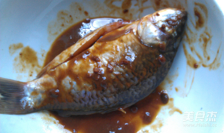 Pan-fried Crucian Carp with Sauce recipe