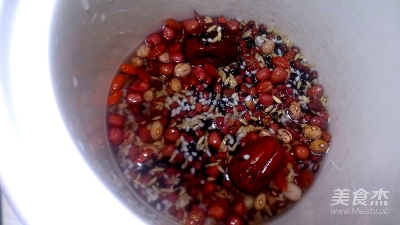 A Bowl of Health Porridge Every Day-chinese Wolfberry, Red Beans, Peanuts, Oats, and Red Dates recipe