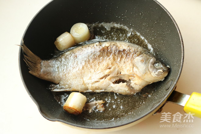 Tomato Crucian Carp Soup recipe