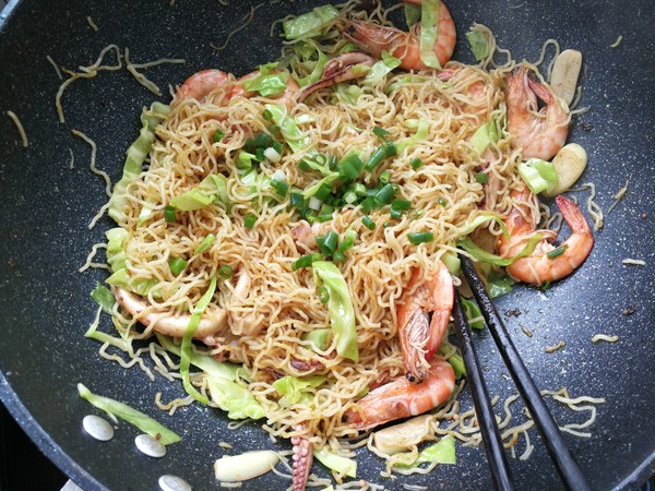 Stir-fried Rice Noodles with Seafood Curry recipe